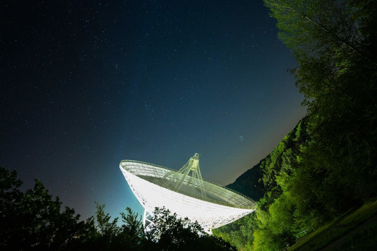 Radioteleskop Effelsberg bei Nacht