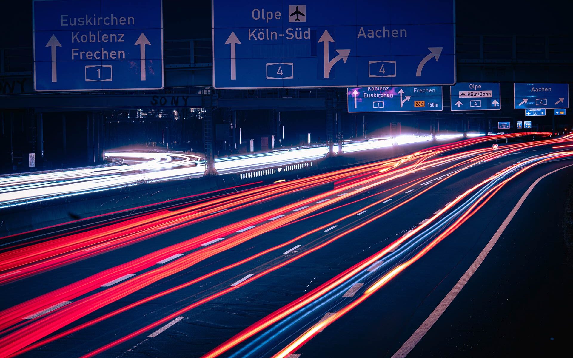 Langzeitbelichtung einer nächtlichen Autobahn bei Köln