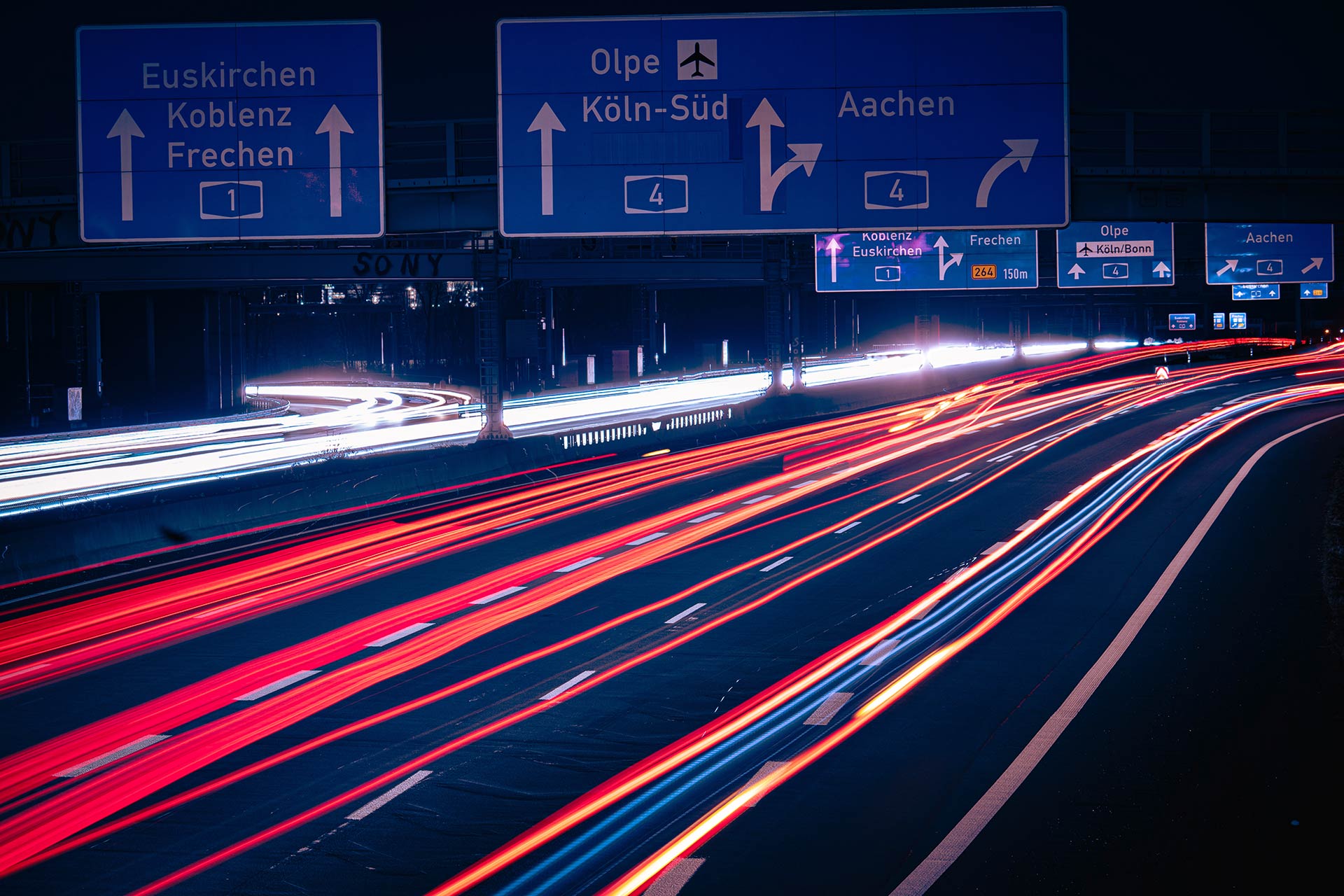 Langzeitbelichtung einer nächtlichen Autobahn bei Köln