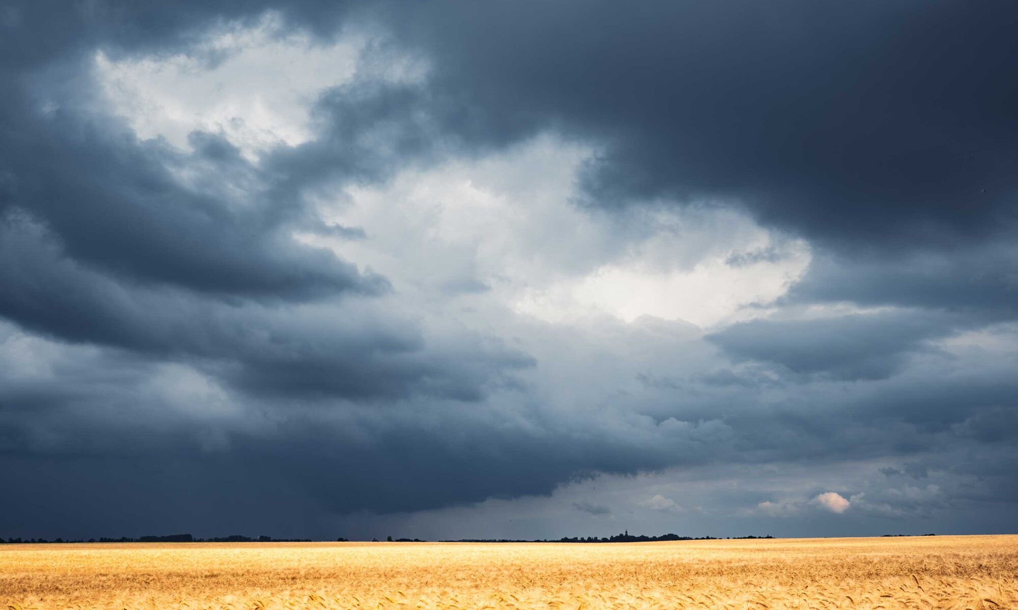 Dunkle Wolken über einer schönen ostdeutschen Landschaft