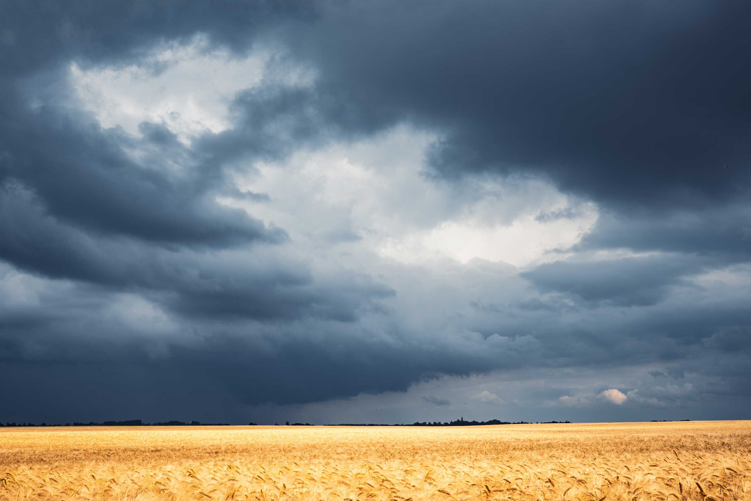 Dunkle Wolken über einer schönen ostdeutschen Landschaft